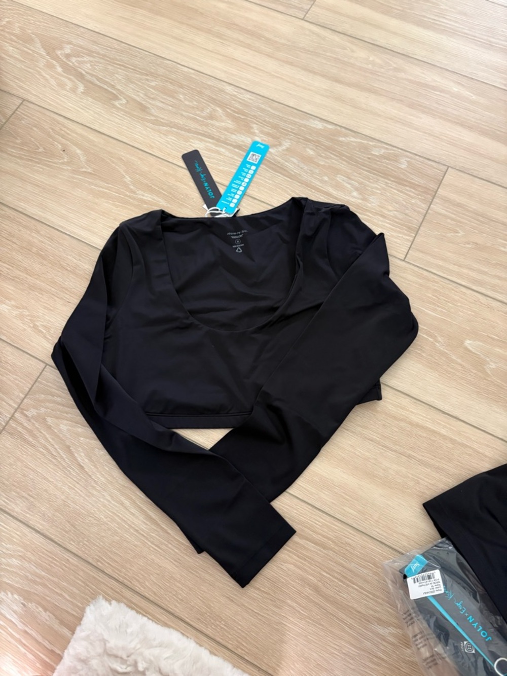 Jolyn Clothing Black Long Sleeve Crop Top Avalon